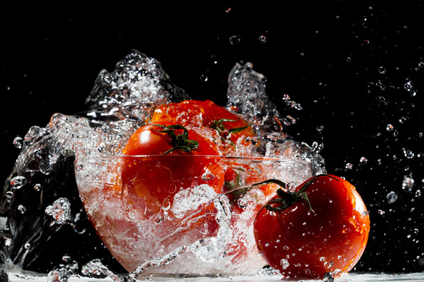 Red tomatoes in a glass bowl - Foto, Imagen