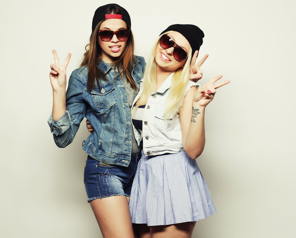 two pretty teen girlfriends - Foto, imagen