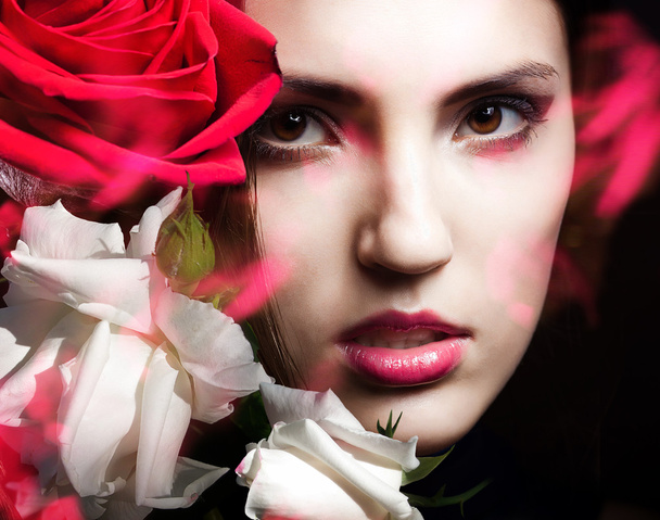 Attractive woman with white and red roses - Foto, afbeelding