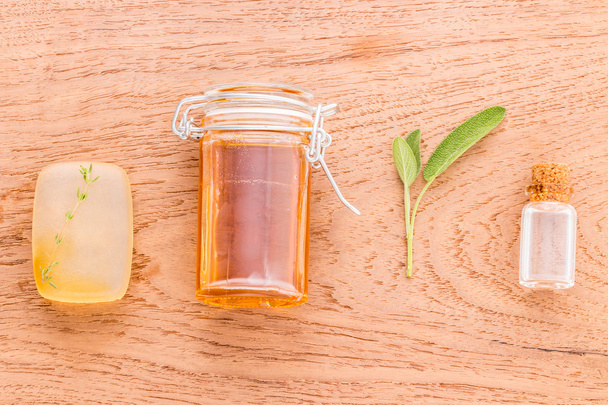 Cuidado alternativo de la piel y exfoliante Salvia fresca, Tomillo, Jabón, miel y
 - Foto, Imagen