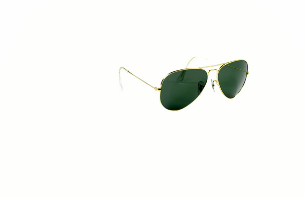 Gafas de sol lentes de color verde aisladas
  - Foto, Imagen