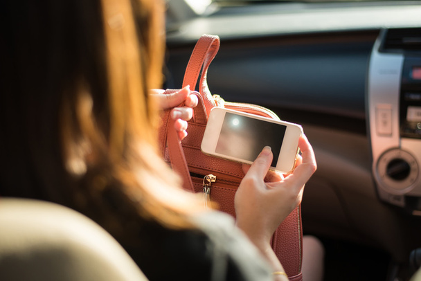 Close up donna utilizzando il telefono per il navigatore in auto
 - Foto, immagini