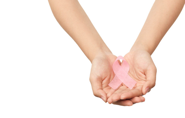 Koncepcja womans trzymając się za ręce wstążka świadomości raka piersi różowy - Zdjęcie, obraz