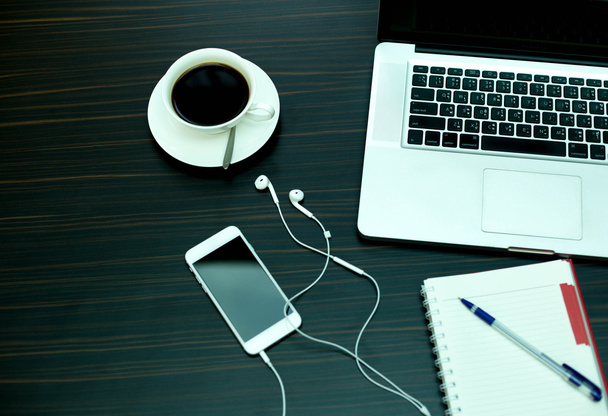 Ноутбук бизнес-концепции с чашкой кофе и сотового телефона
 - Фото, изображение
