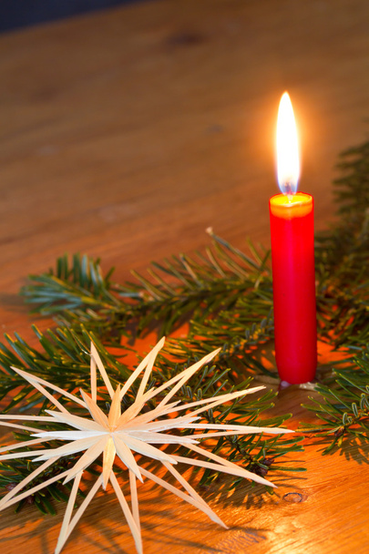 Різдвяна прикраса зі свічкою та зіркою соломи
 - Фото, зображення