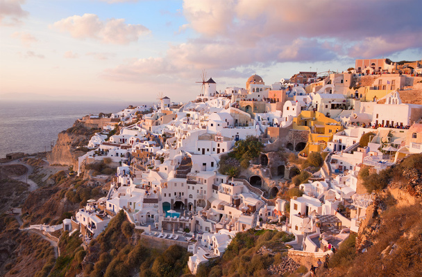 SANTORINI, GREECE - OCTOBER 4, 2015: The look to part of Oia with the windmills in evening light. - Foto, afbeelding