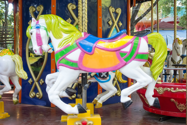 karuselli ratsastaa hevosten kanssa
 - Valokuva, kuva