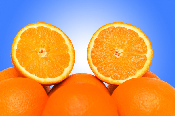 sinaasappelen op de achtergrond met kleurovergang - Foto, afbeelding