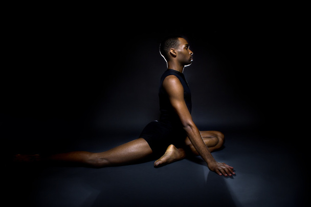 Black male dancer - Foto, afbeelding