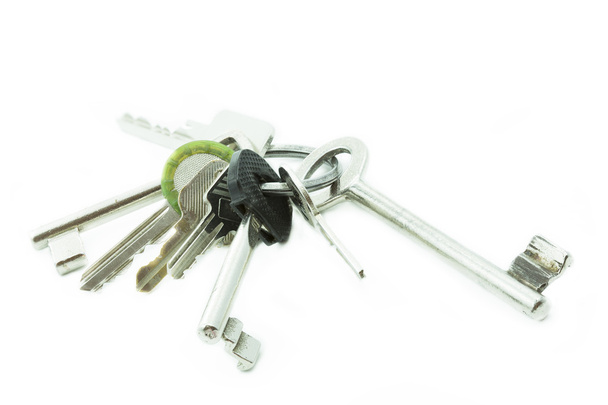 Ένα μάτσο κλειδιά που απομονώνονται σε λευκό φόντο - Φωτογραφία, εικόνα