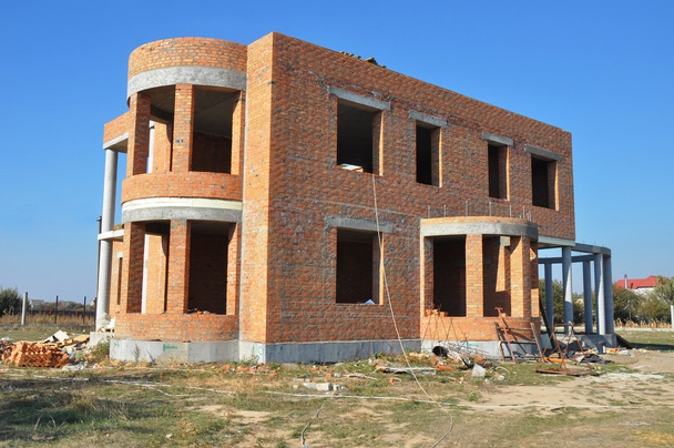 Yapı ve inşaat alanında yeni kırmızı tuğlalı ev dış için devam ediyor. Tuğla ev Insaati. - Fotoğraf, Görsel