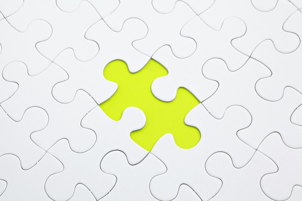 puzzel met groene stuk gemist - Foto, afbeelding