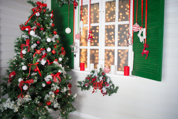 Prachtig ingerichte Kerstmis interieur. Huis ingericht naar kerstviering - Foto, afbeelding