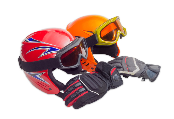 Dvě ochranné lyžařské helmy, lyžařské brýle a lyžařské rukavice - Fotografie, Obrázek