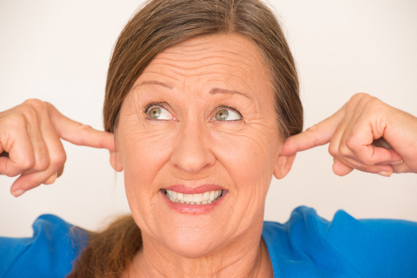 mulher sorridente cobrindo orelhas
 - Foto, Imagem