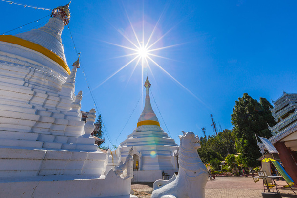 Valkoinen ainutlaatuinen pagodi Wat Phra That Doi Gongmoo maamerkki
 - Valokuva, kuva