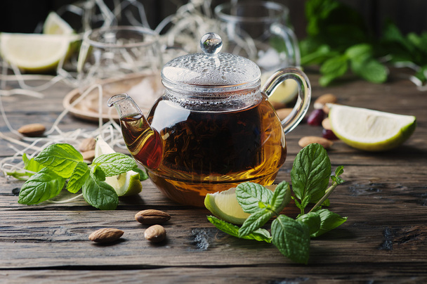 Hot black tea with lemon and mint - Fotografie, Obrázek