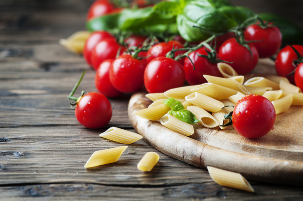 pasta with fresh tomatoes and basil - Foto, afbeelding