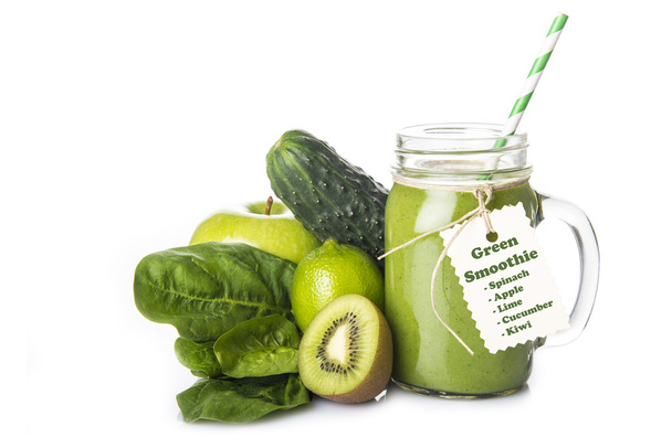 Groene smoothie geïsoleerd op een witte achtergrond - Foto, afbeelding