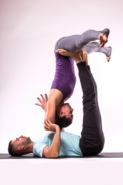 A jóga a fiatal egészséges pár - Fotó, kép