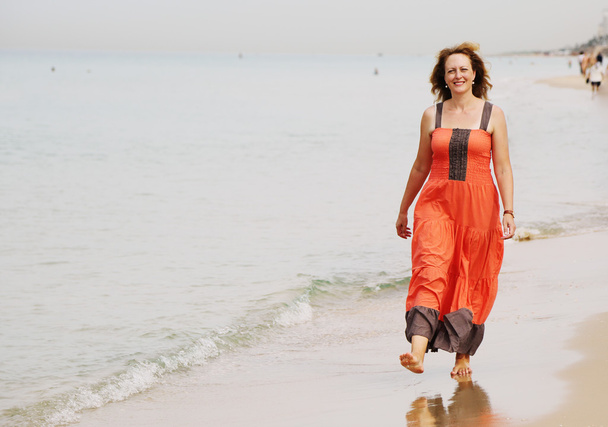 Kumsalda yürüyen bir kadın - Fotoğraf, Görsel
