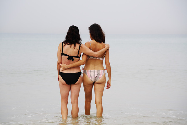 Friends walking at seaside - Foto, Imagen