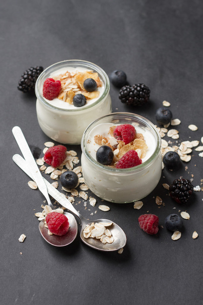 Yogurt with granola or muesli  - Foto, immagini