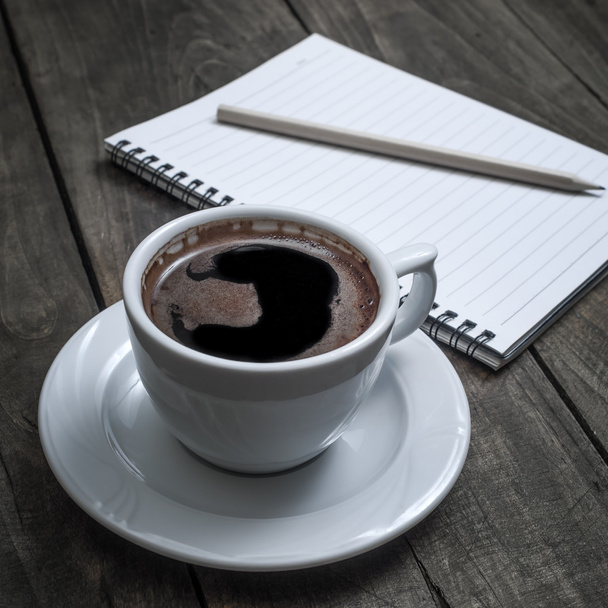 Carnet, stylo et café sur la table
 - Photo, image