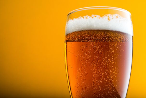Vidrio de cerveza ligero
 - Foto, Imagen