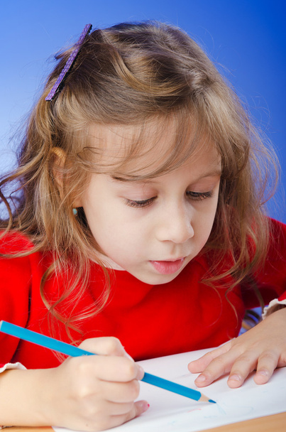 Little girl drawing with pencils - 写真・画像
