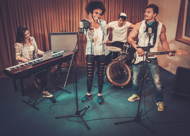 Multiraciale muziekband uitvoeren in studio - Foto, afbeelding