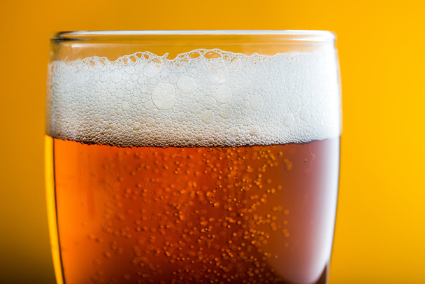 μπύρα με φυσαλίδες σε ποτήρι - Φωτογραφία, εικόνα