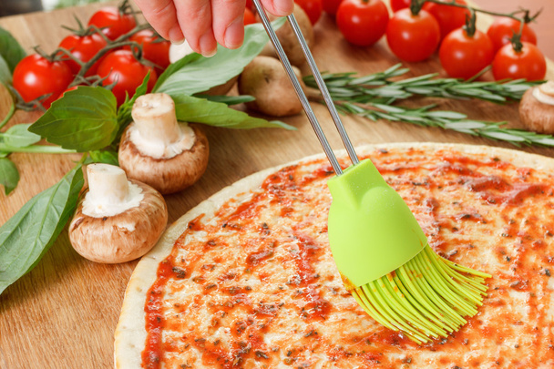 Cooking pizza with fresh vegetables. Food ingredients close up - Foto, Imagen