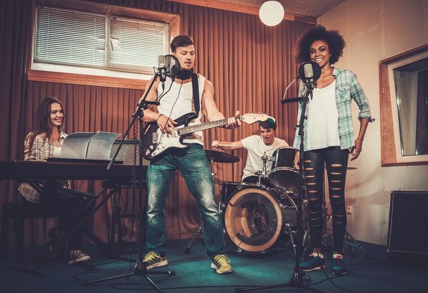 Multirassische Musikband tritt im Studio auf - Foto, Bild