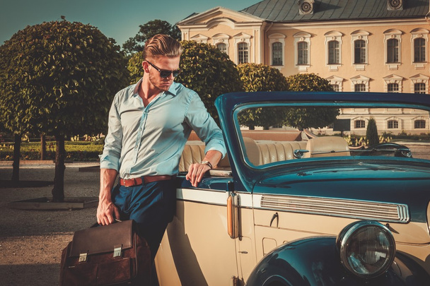hombre con maletín cerca de convertible clásico
 - Foto, imagen