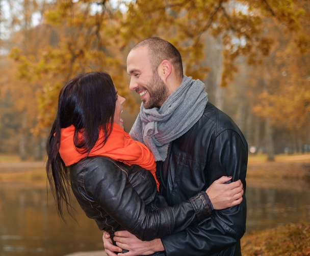 Feliz pareja de mediana edad al aire libre en el día de otoño
 - Foto, imagen