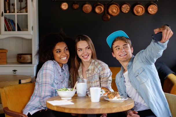 Veselí multirasové přátel s selfie v kavárně  - Fotografie, Obrázek