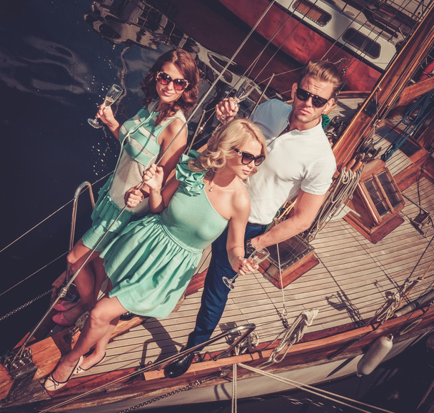 Des amis riches et élégants s'amusent sur un yacht de luxe  - Photo, image