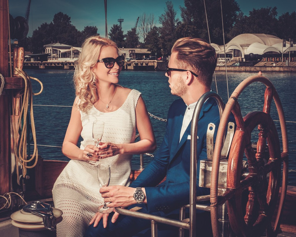 bohatý pár na luxusní jachtě - Fotografie, Obrázek