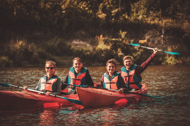 Gruppo di persone felici su un kayak
 - Foto, immagini