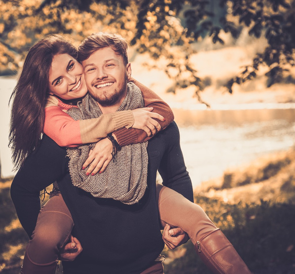 Veselý pár v podzimním parku baví - Fotografie, Obrázek