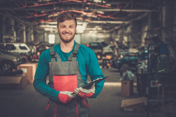Cheerful serviceman in a car workshop - Fotografie, Obrázek