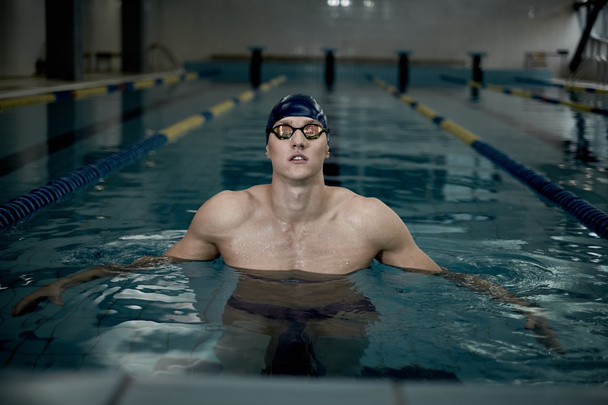 Deportista nada en una piscina
 - Foto, Imagen