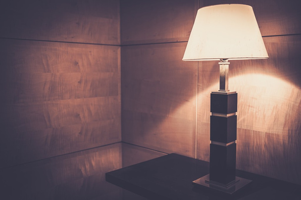 Настольная лампа в интерьере
  - Фото, изображение