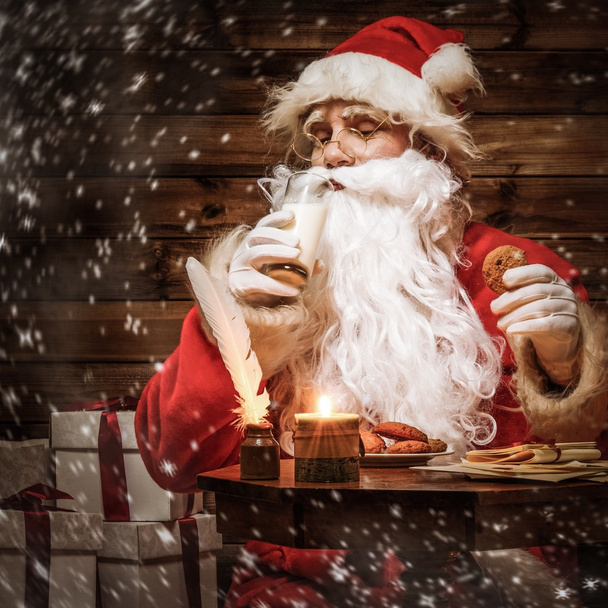 Santa Claus v dřevěných domů interiéru - Fotografie, Obrázek