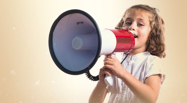 Κορίτσι που φωνάζει από το megaphone - Φωτογραφία, εικόνα
