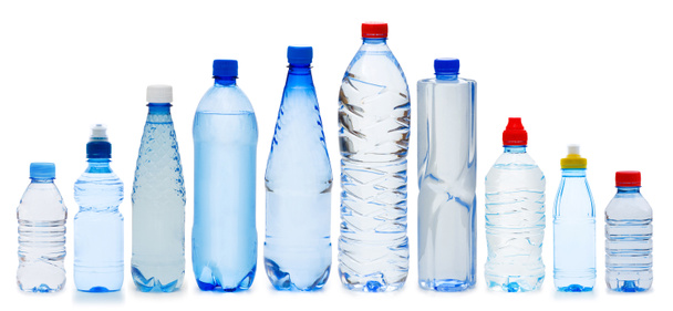 Muchas botellas de agua aisladas en blanco
 - Foto, imagen