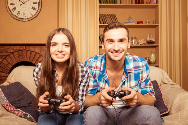 couple playing video games on the couch. concept about home ente - Foto, Bild