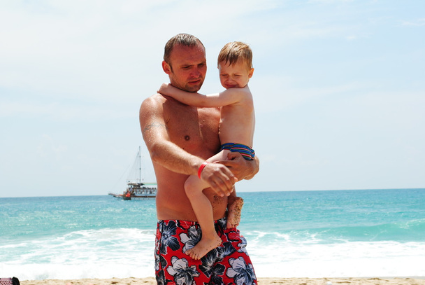 Батько і син на пляжі
 - Фото, зображення
