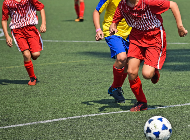 Jonge kinderen zijn te voetballen - Foto, afbeelding